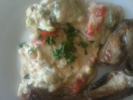 Joghurtos brokkoli sült oldalassal, húsevőknek